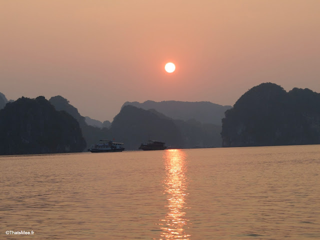 lever du soleil aube matin baie halong voyage vietnam tour bateau par cat ba, mer montagne paysage vietnam