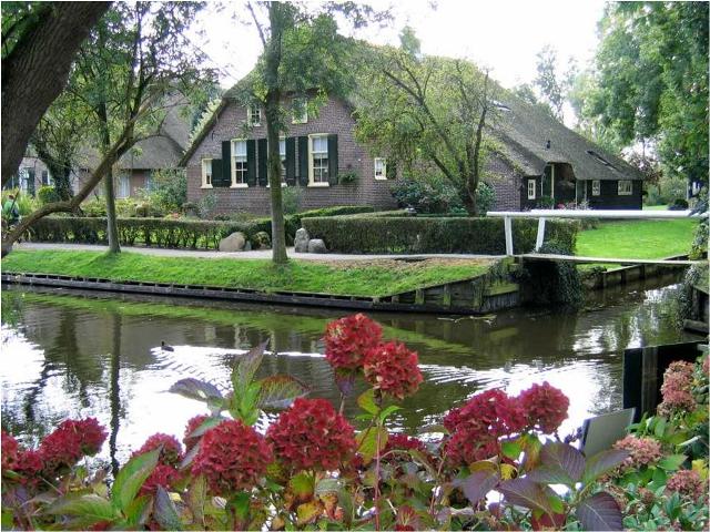 A Village in Holland .. With no roads AT ALL!