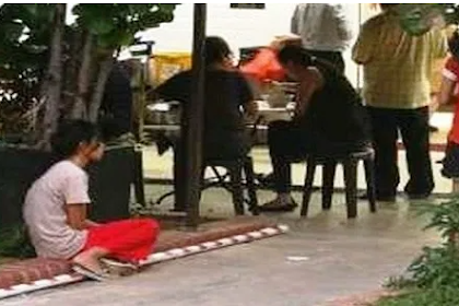 Viral, Foto Pembantu Duduk di Luar Restoran Sementara Majikannya Makan di Dalam