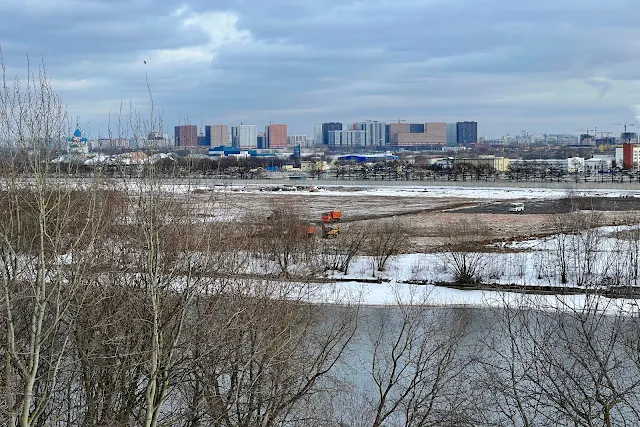 парк Коломенское, вид со смотровой площадки, Москва-река, жилой комплекс «Люблинский парк», Курьяновские очистные сооружения «Мосводоканал», строительная площадка неизвестного объекта