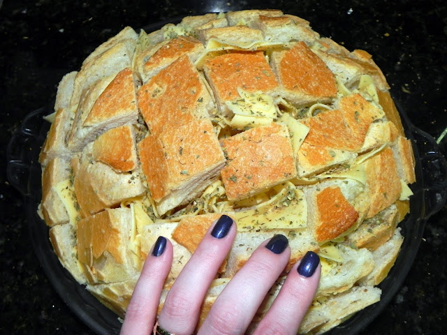 Pão Assado com Queijo e Ervas