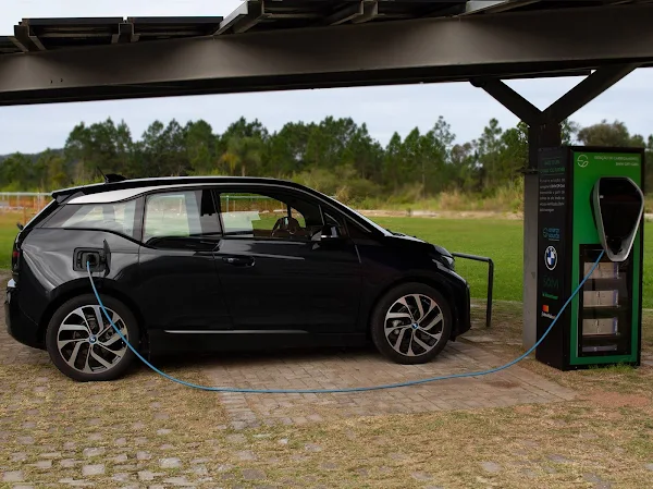 BMW desenvolve no Brasil carregador solar para carros elétricos