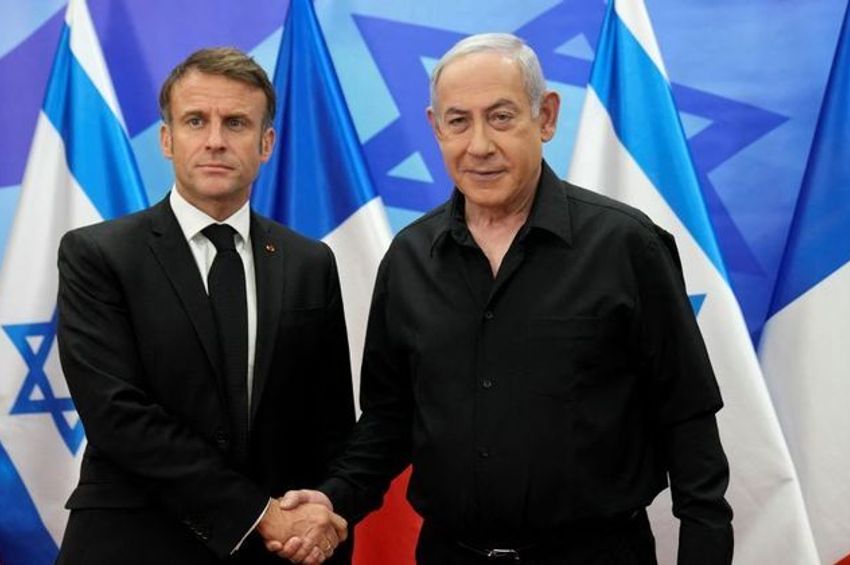 Macron e Netanyahu se cumprimentam durante encontro nesta terça (24), em Israel, 24 de outubro de 2023 | Christophe Ena/POOL/AFP