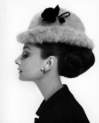 Audrey Hepburn Chapeau et Coiffeur Tres Chic