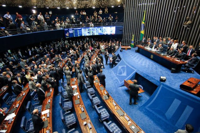 A base do governo Temer acertou a aposta feita ontem (segunda, 28) sobre o resultado da votação da proposta que limita o gasto público por 20 anos, alterando o regime fiscal brasileiro.
Governistas previram que teriam mais de 60 votos pela aprovação do texto, e conseguiram o placar de 61 votos a 14.
Além de nove senadores da bancada do PT, votaram contra a proposta João Capiberibe (PSB-AP), Lídice da Mata (PSB-BA), Kátia Abreu (PMDB-TO), Randolfe Rodrigues (Rede-AP) e Vanessa Grazziotin (PCdoB-AM).