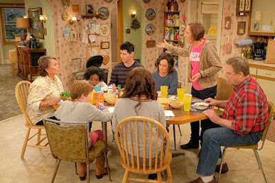 Roseanne 2018 Season 10 Image 31