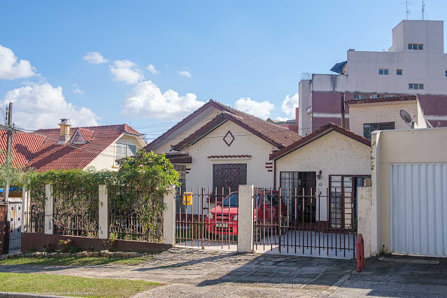 Casa com diversos detalhes decorativos na fachada, entre eles um losango