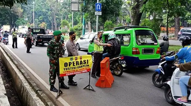 Operasi prokes di depan Mapolsek Bogor Timur, Jalan pajajaran, Kecamatan Bogor Timur, Selasa (24/11/2020).