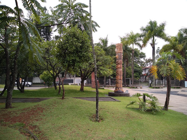 Jardim com esculturas do MuBE