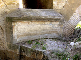 Aspecto de la lápida en abril de 2004