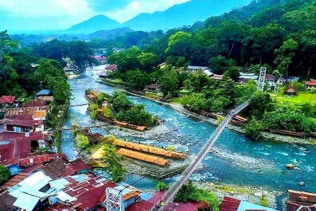 Suspension bridge in Bukit Lawang Forest