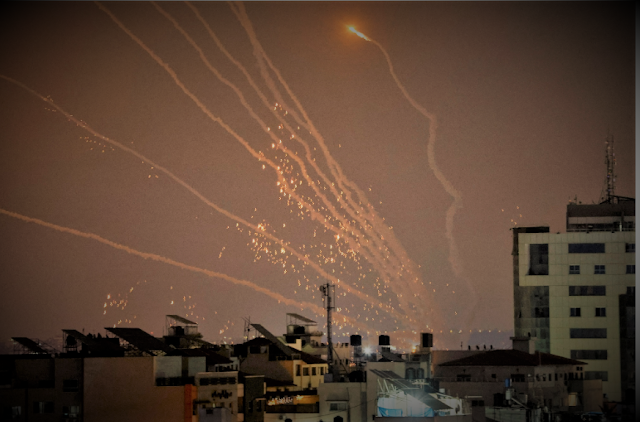 شاهد أول رشقة صاروخية تنطلق من قطاع غزة في اتجاه أهداف إسرائيلية