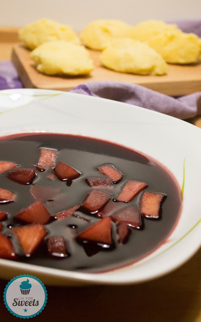 Fliederbeeren, Holunder, Holundersuppe, Holunderbeersuppe, Holunderbeeren, Herbst, Erkältung, Grießnocken, Grießbrei, Apfel, Birne, Rezept