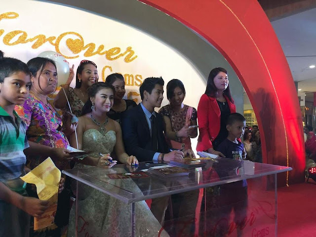 Wut HMhone Shwe Yi Attends Shwenandaw lucky draw event