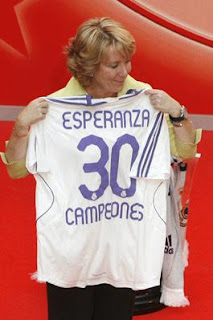 Esperanza Aguirre con una camiseta deportiva de fútbol