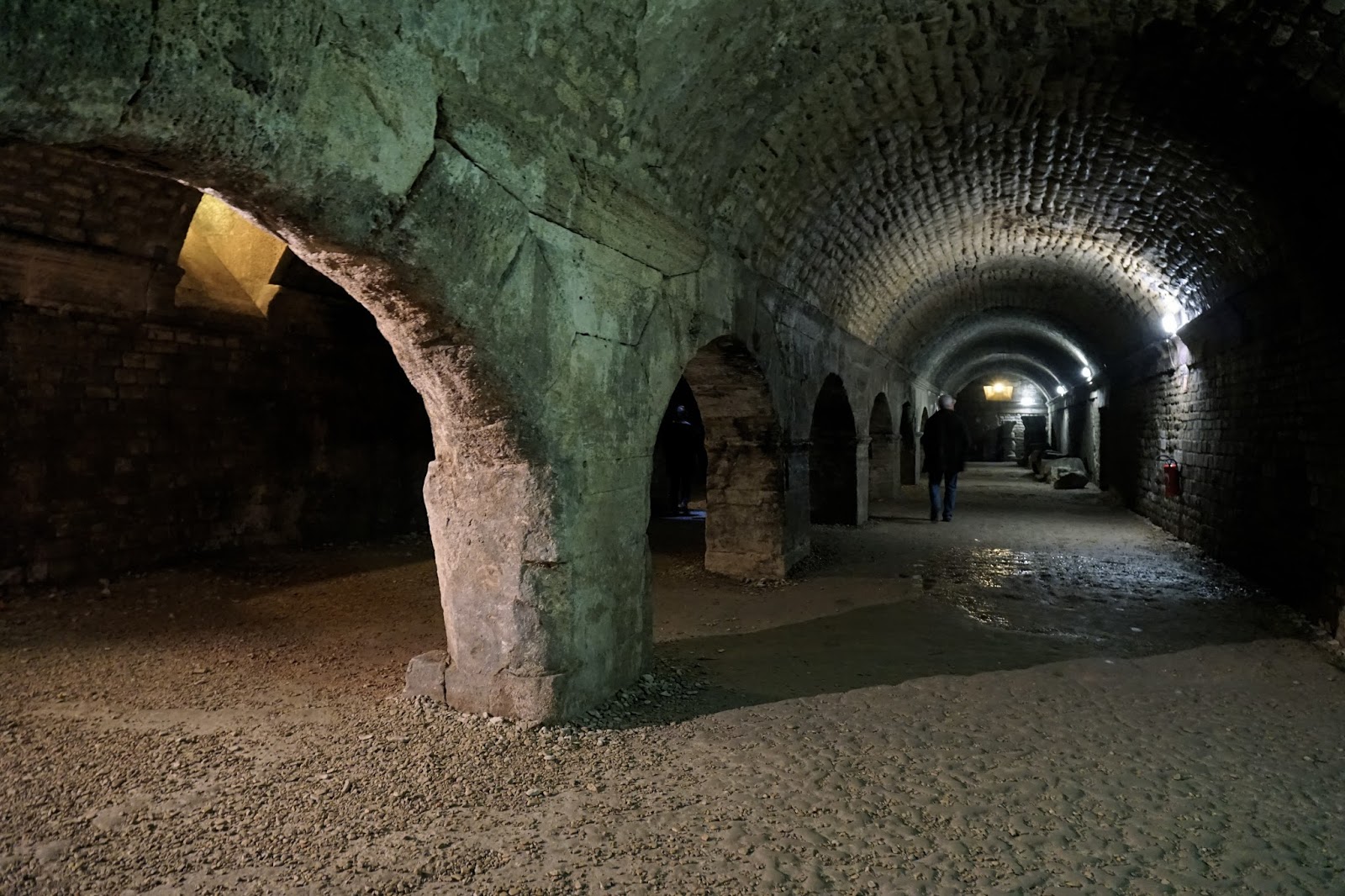 ローマ時代の地下回廊　Les Cryptoportiques（le forum souterrain）