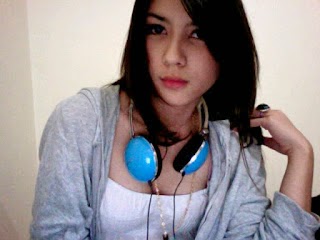 Foto Jessica Mila Bawa earphone Foto Jessica Mila bawa earphone