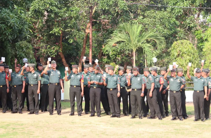 Jelang Pemilu 2024, Prajurit Kodim 0826/Pamekasan Dapat Buku Saku Netralitas TNI