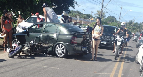 Motociclista bate em carro, fica sobre o teto do veículo em Porto Seguro