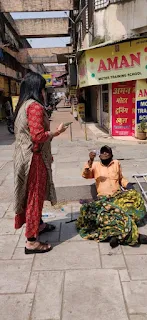 फुटपाथ पर पड़े लावारिस बुजुर्ग को सभापति हेतल परमार ने दी नई जिंदगी | #NayaSaberaNetwork