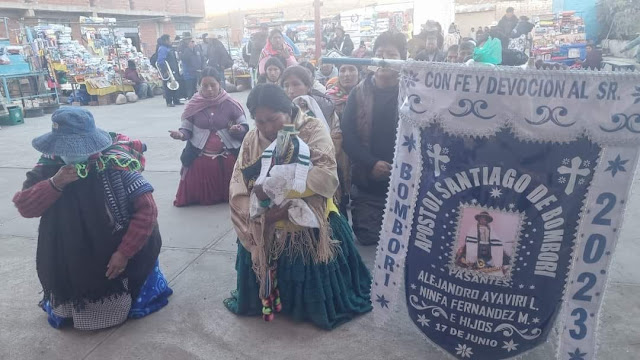 Dies ist eines der beeindruckendsten religiösen Ereignisse in Bolivien, zu dem Tausende von Menschen kommen, um Trost zu finden, Leiden zu überwinden und bessere Lebensbedingungen zu erreichen.