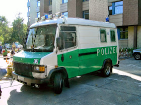police partyvan