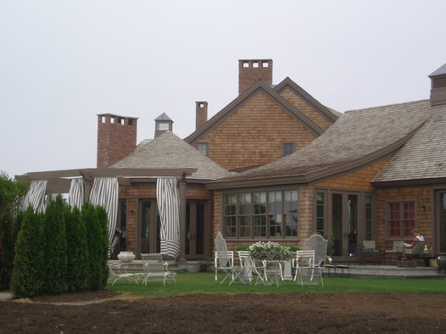 Photo of garden furniture on the grass in the backyard