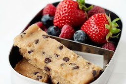 NO BAKE HEALTHY CHOCOLATE CHIP BLONDIES