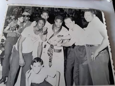 El Campeón Mundial Ismael Laguna, después de una de sus peleas de boxeo en 1965