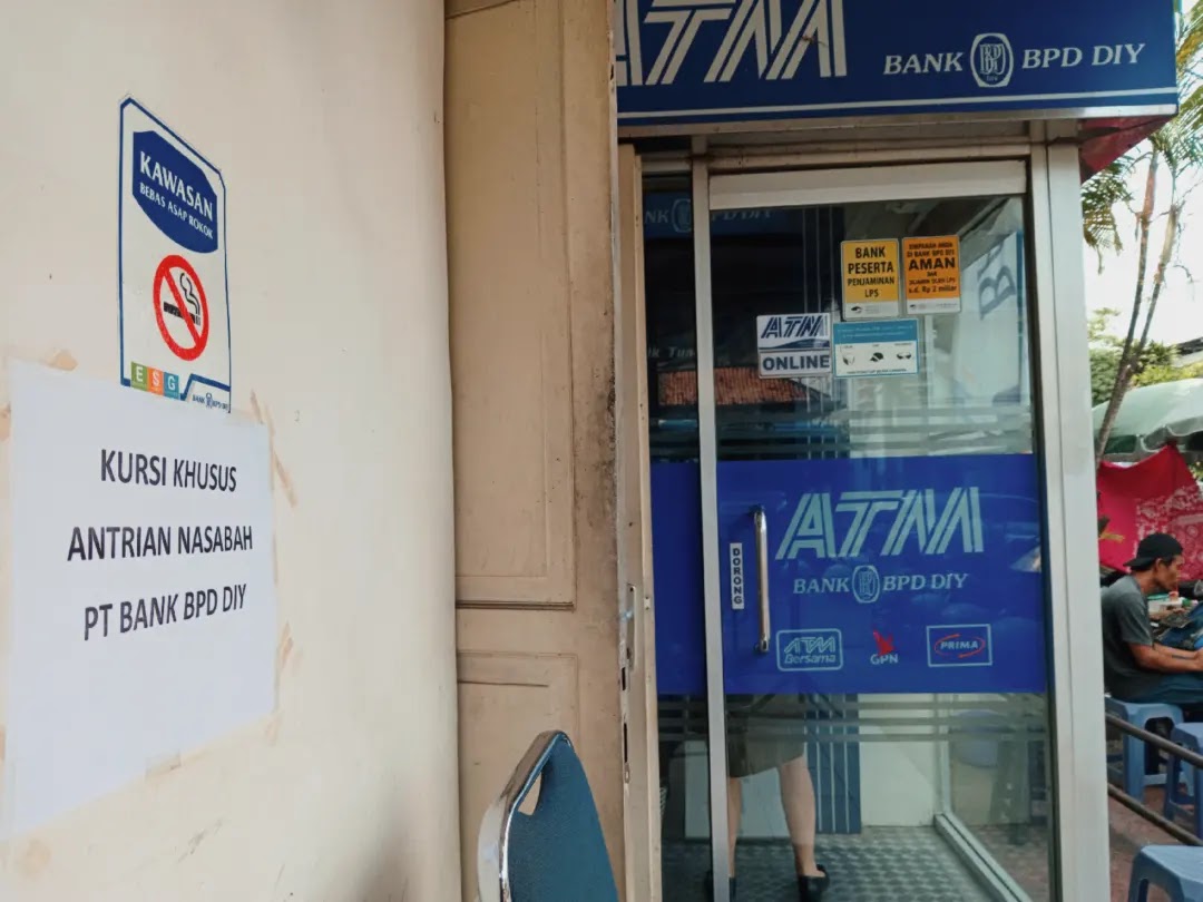 Kursi untuk pengantre ATM BPD DIY Pasar Beringharjo — Blogombal.com 
