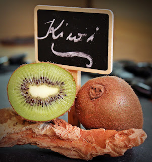 "किवी के फायदे: स्वस्थ शरीर के लिए एक अद्भुत फल" (Kiwi Ke Fayde: Swasth Sharir Ke Liye Ek Adbhut Phal - "Benefits of Kiwi: A Wonderful Fruit for a Healthy Body" in Hindi)