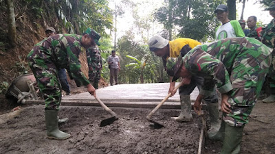 Dongkrak Perekonomian Warga,  Kodim 0612/Tsm Melalui TMMD Bangun Jalan  Desa Citalahab Tasikmalaya