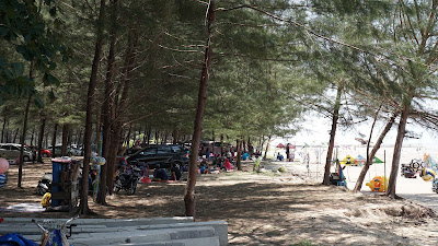 Keramaian Pantai Lamaru pada hari Minggu