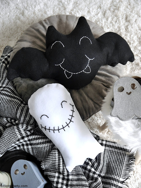 Cute DIY Halloween Throw Pillows - easy Halloween accent pillows to make and decorate your home! It's also a great craft activity to make with kids! by BirdsParty.com @birdsparty #diy #halloween #halloweendecor #halloweencushion #halloweenpillow #cutehalloween #cozyhalloween #halloweencrafts