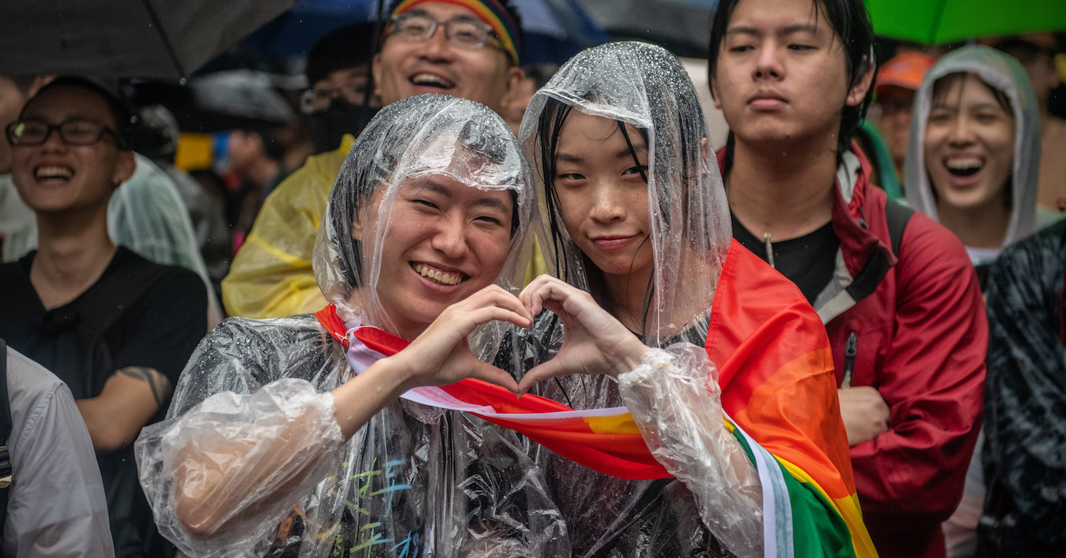 24 Powerful Images From The First Day Of Marriage Equality In Taiwan