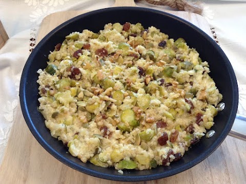 Salada quente de quinoa e couves de bruxelas em molho de iogurte e queijo 