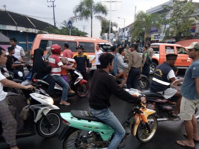 Anak HW berbagi di Alun-alun Kalisat 2