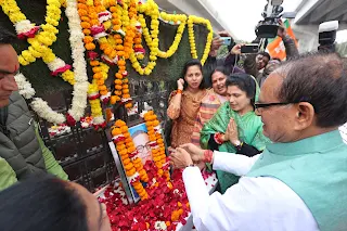प्रधानमंत्री श्री नरेन्द्र मोदी के नेतृत्व में हो रहा है बाबा साहेब अंबेडकर के सपनों के भारत का निर्माण - मुख्यमंत्री श्री चौहान  मुख्यमंत्री श्री चौहान ने भारत रत्न डॉ. अंबेडकर की बोर्ड ऑफिस स्थित प्रतिमा पर किया माल्यार्पण    भोपाल : मुख्यमंत्री श्री शिवराज सिंह चौहान ने भारत रत्न बाबा साहेब डॉ. अंबेडकर जी के महापरिनिर्वाण दिवस पर बोर्ड ऑफिस चौराहा स्थित उनकी प्रतिमा पर माल्यार्पण किया। मुख्यमंत्री श्री चौहान ने बाबा साहेब को श्रद्धांजलि अर्पित करते हुए कहा कि हमारी सरकार प्रधानमंत्री श्री नरेन्द्र मोदी के नेतृत्व में बाबा साहेब अंबेडकर के सपनों के भारत का निर्माण कर रही है, उनका दिया हुआ संविधान हमारा पथ-प्रदर्शक है। शिक्षित बनो और समाज के अंतिम व्यक्ति के कल्याण के उनके संकल्प को पूरा करने का कार्य प्रधानमंत्री श्री नरेन्द्र मोदी के नेतृत्व में हो रहा है। मध्यप्रदेश सरकार भी इस लक्ष्य के लिए समर्पित है। इस अवसर पर भोपाल महापौर श्रीमती मालती राय, विधायक श्रीमती कृष्णा गौर, खजुराहो सांसद श्री विष्णुदत्त शर्मा और प्रदेश संगठन महामंत्री श्री हितांनद शर्मा उपस्थित थे।