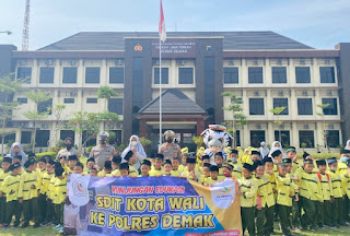 Polisi Sahabat Anak, Sat Lantas Polres Demak, Terima Kunjungan SDIT Kota Wali