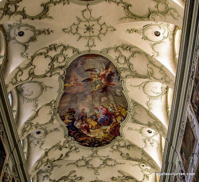 Salzburgo: afrescos rococó na Abadia de São Pedro