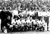 📸VALENCIA C. F. 📆10 mayo 1942 ➡️Los jugadores, sin ordenar, son: Eizaguirre, Pechuán, Juan Ramón, Bertolí, Iturraspe, Lelé; Epi, Amadeo, Mundo, Asensi y Gorostiza y el entrenador, Ramón Encinas. 🖊️Jugadores, cuerpo técnico y directivos del Valencia posando con la Copa de Campeones de Liga. VALENCIA C. F. 6 🆚 REAL SOCIEDAD DE FÚTBOL DE SAN SEBASTIÁN 1 Resultado eliminatoria: VALENCIA CF 11 🆚 REAL SOCIEDAD DE FÚTBOL 3 Domingo 10/05/1942. Copa del Generalísimo, octavos de final, partido de ida. Valencia, estadio de Mestalla. GOLES: ⚽1-0: 18’, Mundo. ⚽2-0: 32’, Epi. ⚽3-0: 44’, Epi. ⚽3-1: 46’, Pedrín. ⚽4-1: 50’, Mundo. ⚽5-1: 60’, Gorostiza. ⚽6-1: 66’, Mundo.