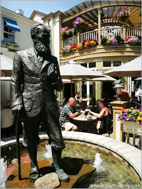 Fuente con Escultura de George Bernard Shaw en Niagara-on-the-Lake, Canadá