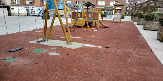 estado en que se encuentra el parque infantil en la plaza de la Convivencia