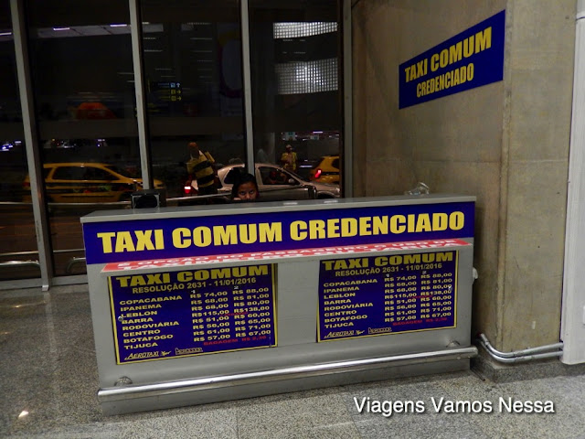 Guichê para venda de voucher de táxi comum credenciado no Terminal 2 do Aeroporto Galeão