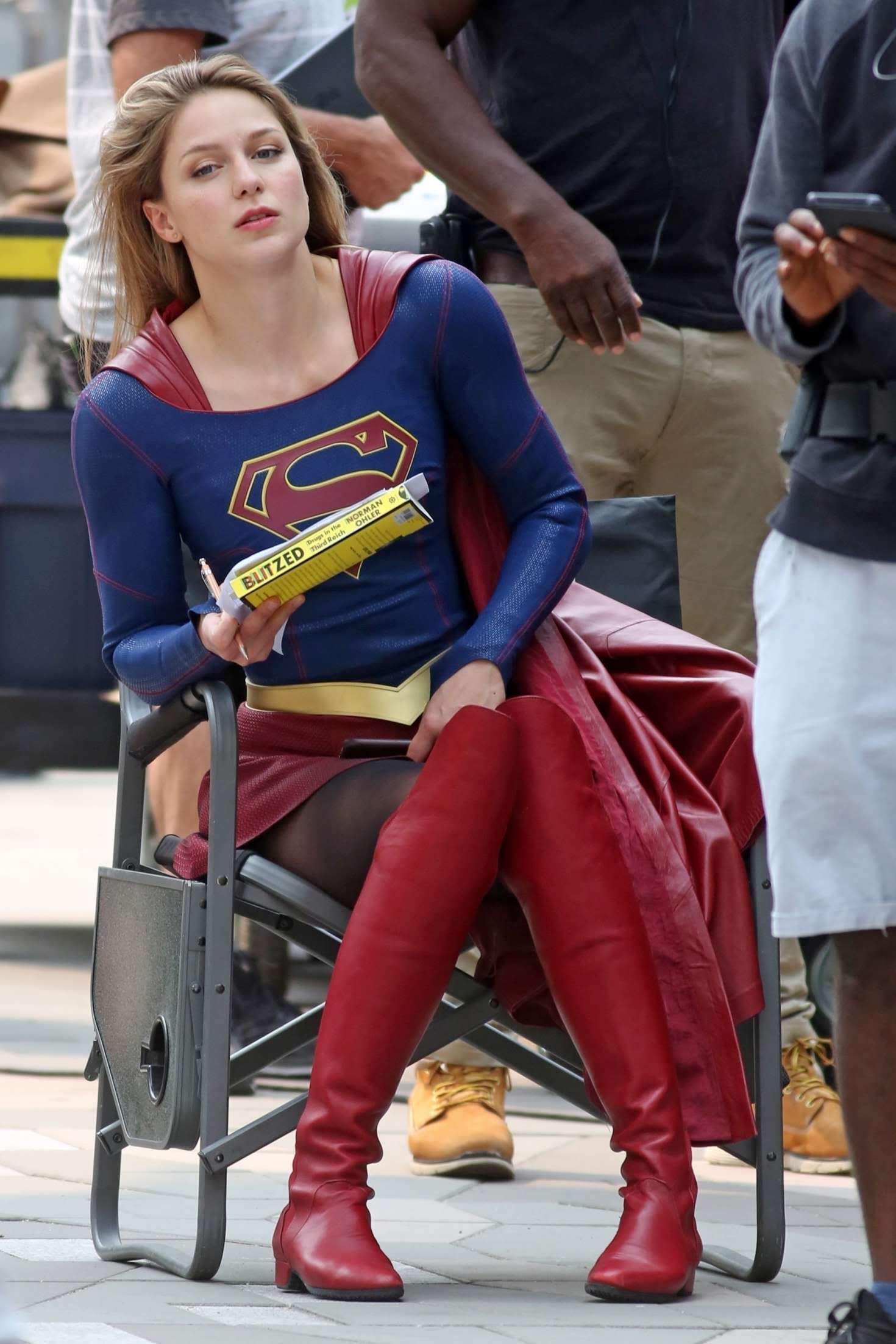 Melissa Benoist On The Set Of Supergirl スーパーガール シーズン4 の撮影の合い間のスーパーガールの メリッサ ベノイスト Cia Movie News