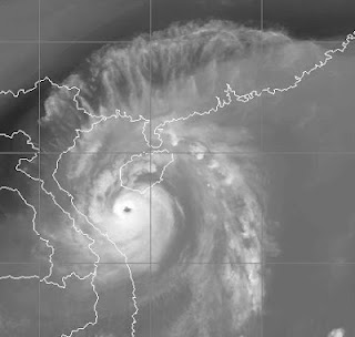 Taifun SON TINH (OFEL) bei Vietnam und Hainan auf dem Weg nach Hanoi, Son Tinh, Ofel, aktuell, China, Satellitenbild Satellitenbilder, Vorhersage Forecast Prognose, Hainan, Vietnam, Oktober, 2012, Taifun Typhoon, Taifunsaison 2012, 