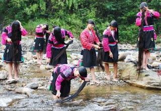 mencuci rambut panjang nya di sungai Jinjiang