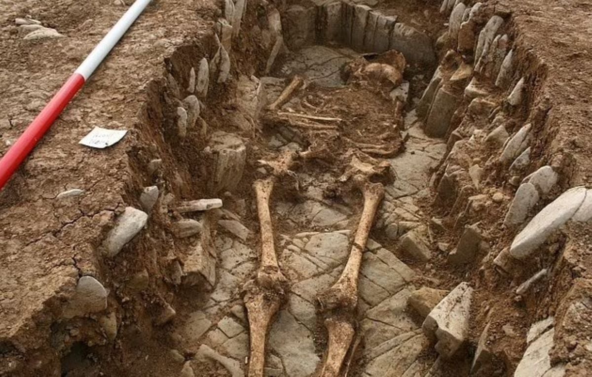 Μέχρι στιγμής η αρχαιολογική σκαπάνη έχει φέρει στο φως 18 τάφους στο Κάστρο Φονμόν. [Credit: Andy Seaman]