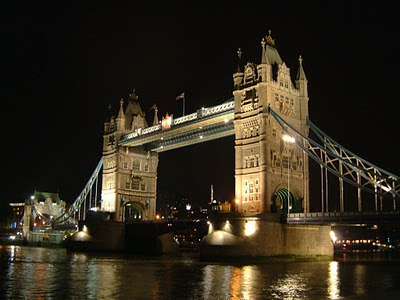 Tower Bridge di London