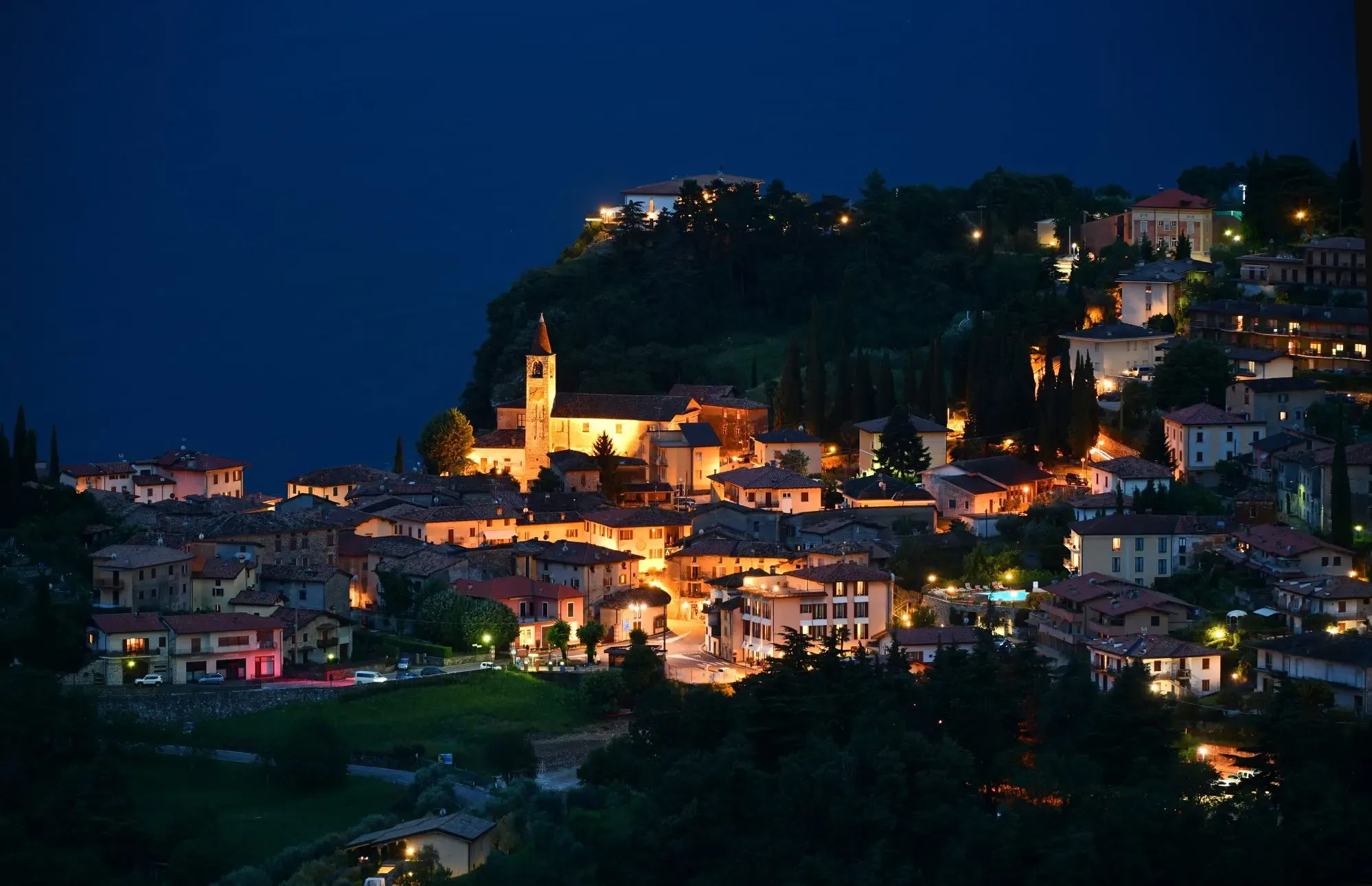 Notte Romantica Tremosine 2025 - Eventi Weekend Lago di Garda Notte Romantica Tremosine sul Garda borgo Pieve vista lago eventi weekend Lombardia